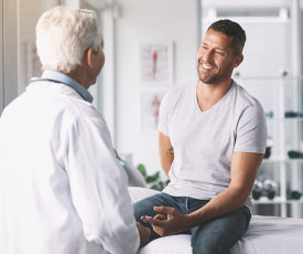 Zdjęcie mężczyzny podczas wizyty u lekarza.