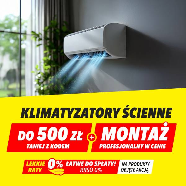 Na obrazie widoczny jest klimatyzator ścienny, z którego wydobywa się strumień powietrza, a w tle znajduje się okno z widokiem na zieleń. Na żółtym tle umieszczono tekst: 